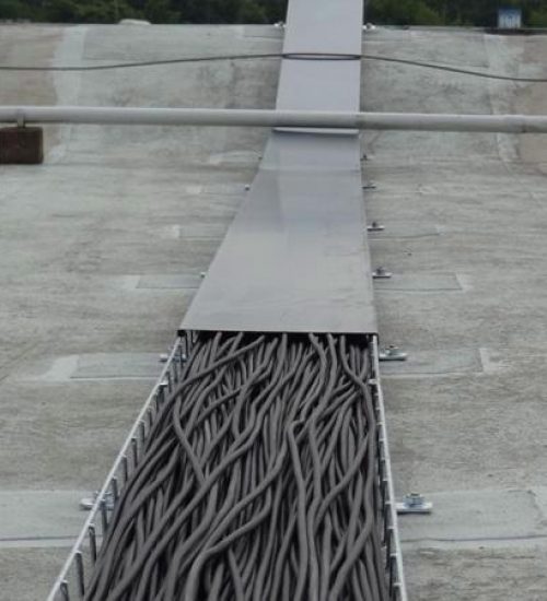 Cable-tray-with-lid-and-DC-cables